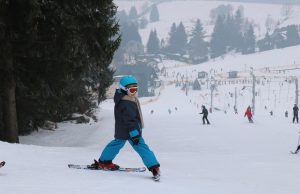 Rodzinne wyjazdy narciarskie: praktyczny przewodnik po idealnych feriach w górach