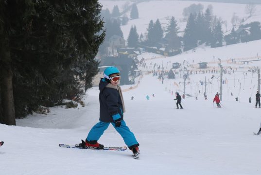 Rodzinne wyjazdy narciarskie: praktyczny przewodnik po idealnych feriach w górach