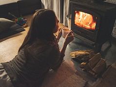 Piece kominkowe kaflowe – elegancja i długotrwałe ciepło w nowoczesnym wydaniu