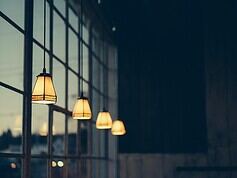 Okna przeciwpożarowe: bezpieczeństwo budynku, klasy odporności i skuteczny dobór