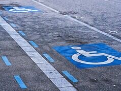 Podjazd dla niepełnosprawnych dla firmy: praktyczny przewodnik dla biznesu